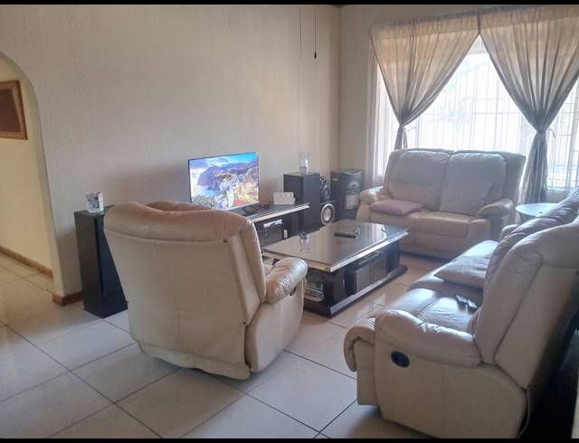 9 BEDROOM HOUSE FOR SALE IN BOKSBURG NORTH